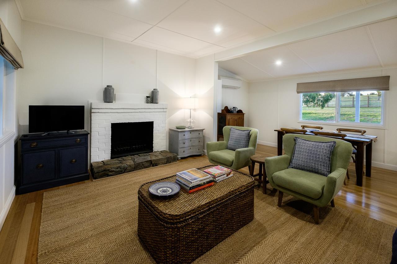 Goonoo Goonoo Station Hotel Тамуърт Екстериор снимка The living room