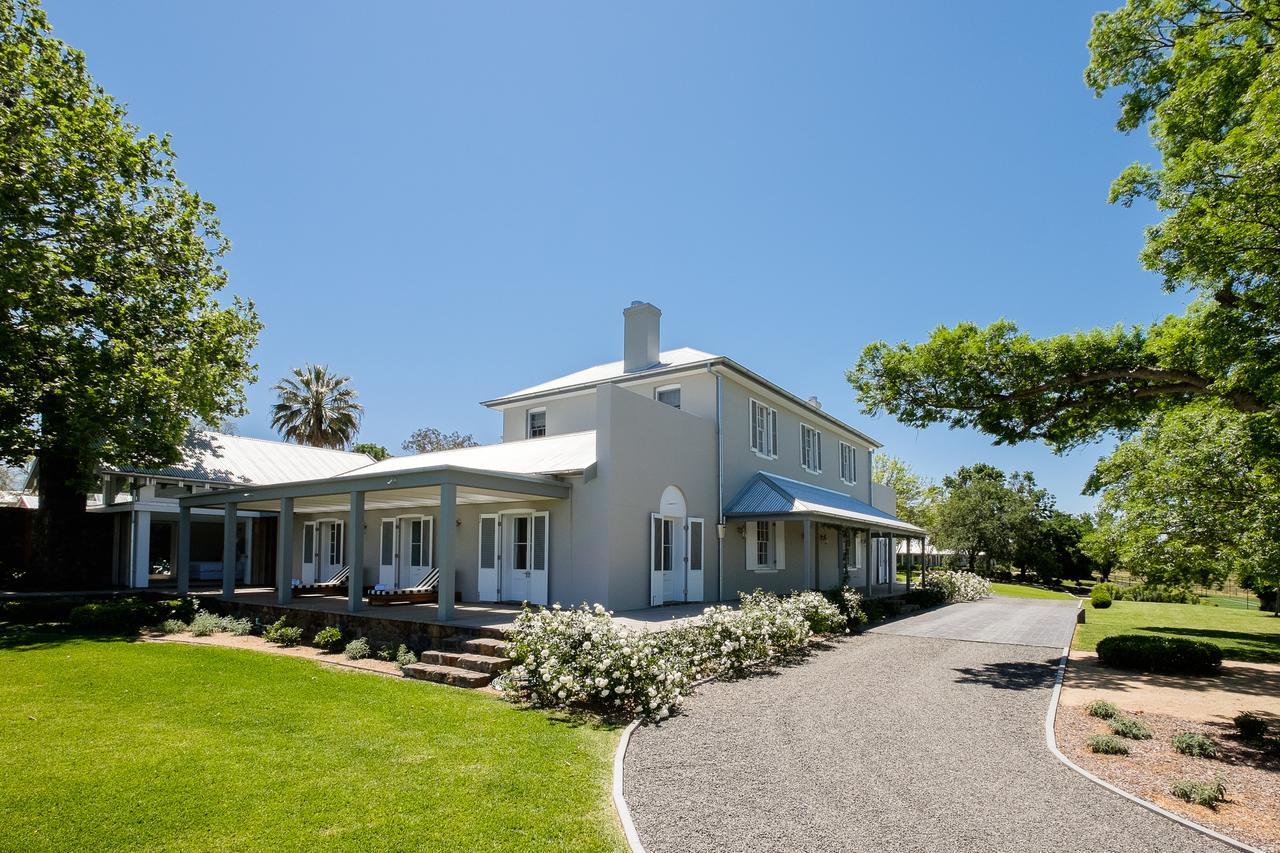 Goonoo Goonoo Station Hotel Тамуърт Екстериор снимка The former residence of the South African Minister of Finance, Trevor Manuel, in the suburb of Constantia, Cape Town.