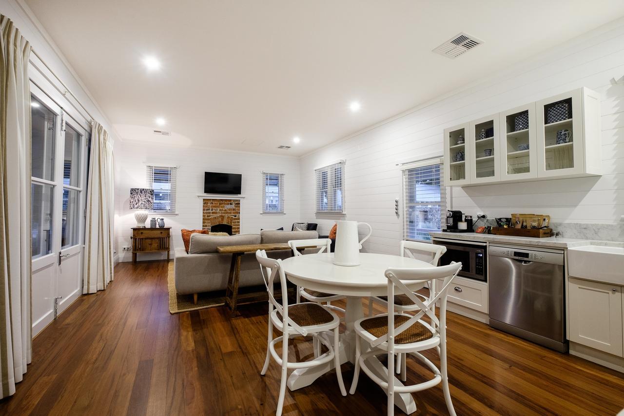 Goonoo Goonoo Station Hotel Тамуърт Екстериор снимка The kitchen and living room of a typical apartment