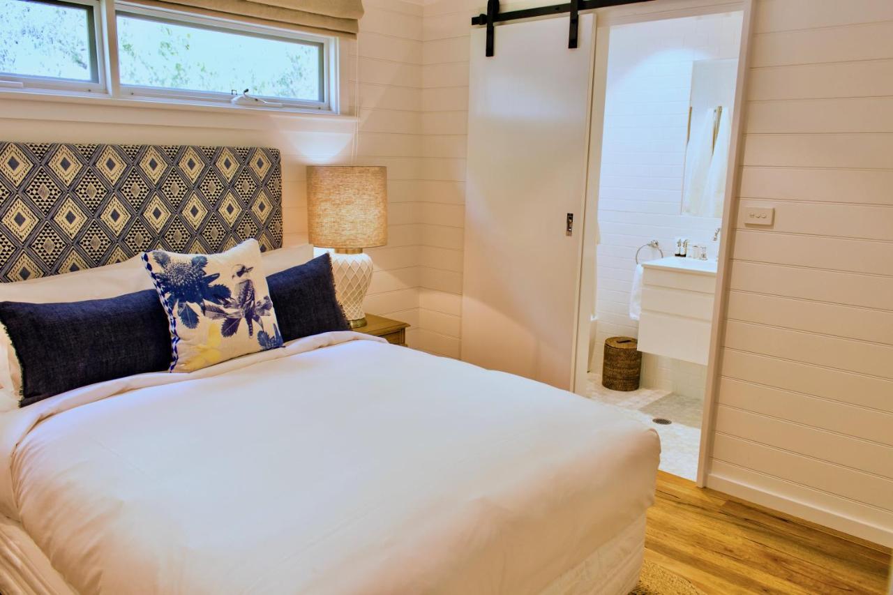 Goonoo Goonoo Station Hotel Тамуърт Екстериор снимка A bedroom with a sliding barn door